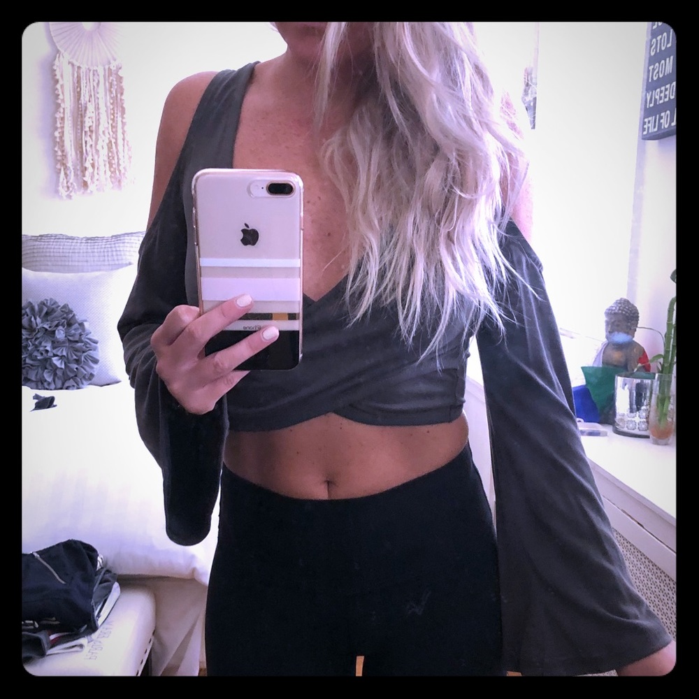 flared arms crisscross crop top